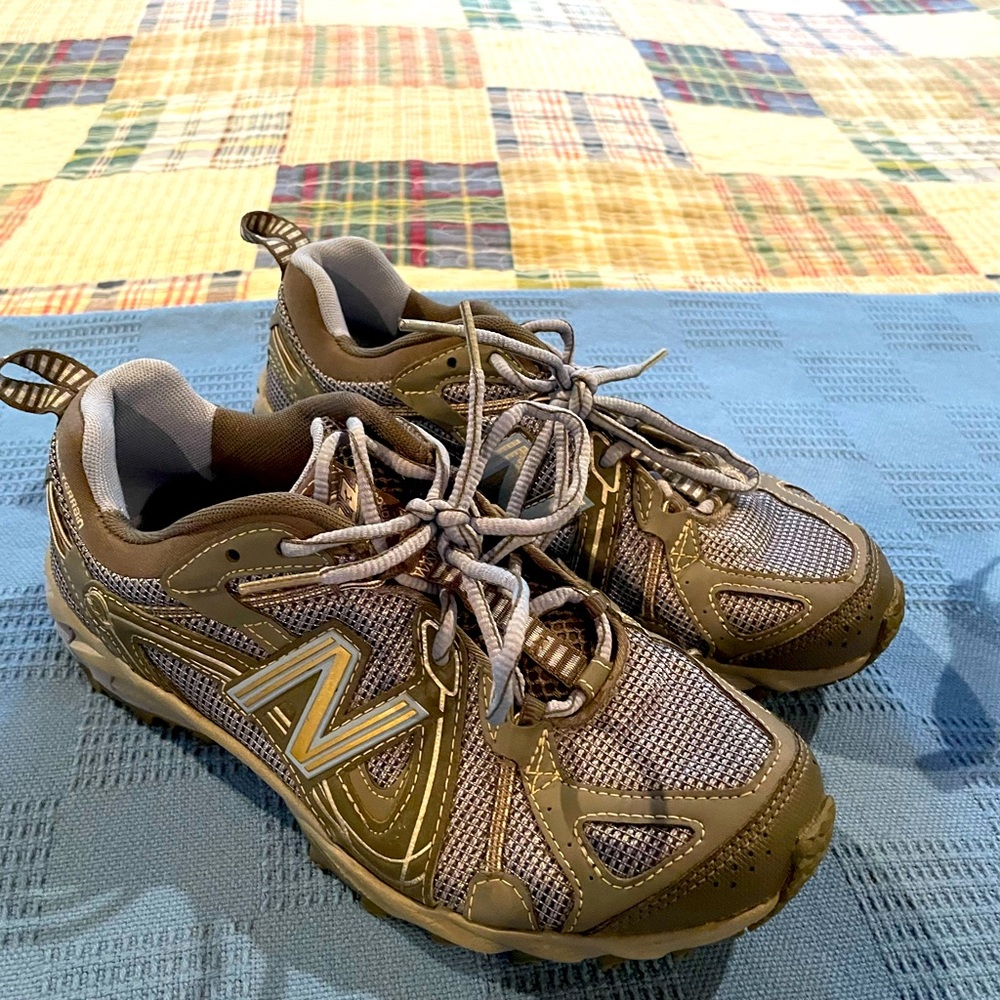Womens Size 8 New Balance tennis shoes
